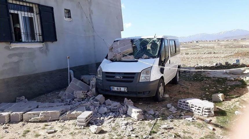 Şiddetli Fırtına İnşaat Halindeki Evi Aracın &Uuml;zerine Yıktı