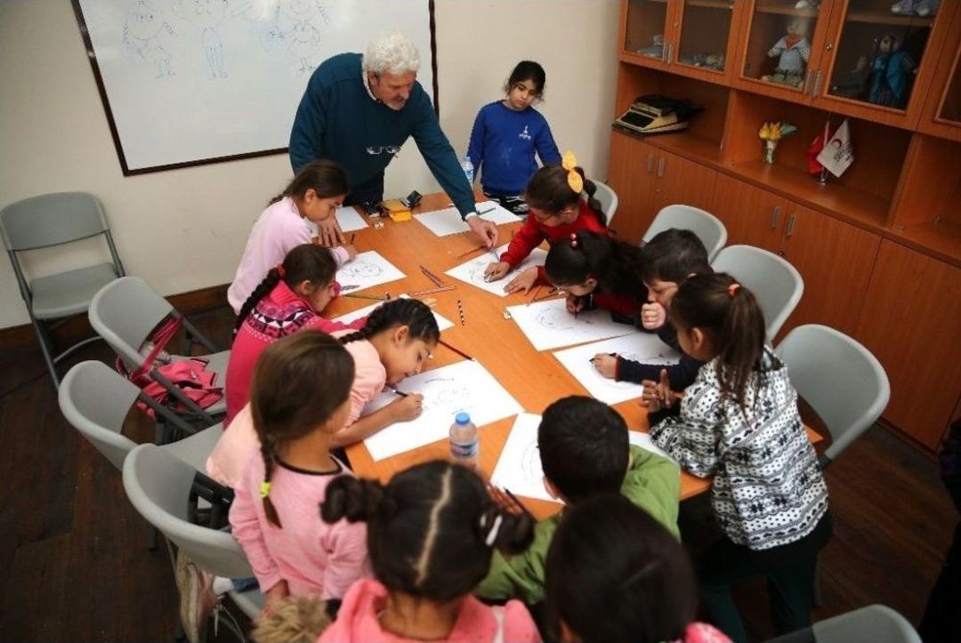 Ata&rsquo;larına Karikat&uuml;r &Ccedil;izdiler