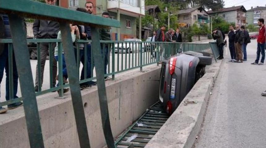 Otomobil Su Kanalına D&uuml;şt&uuml;: 2 Yaralı