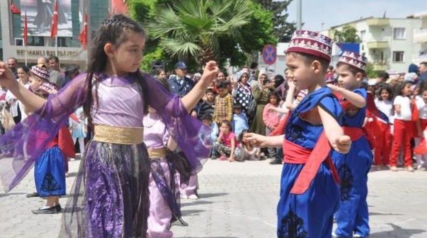 Reyhanlı'da Suriyeli &Ccedil;ocuklardan Kaymakam'a &Ccedil;i&ccedil;ek