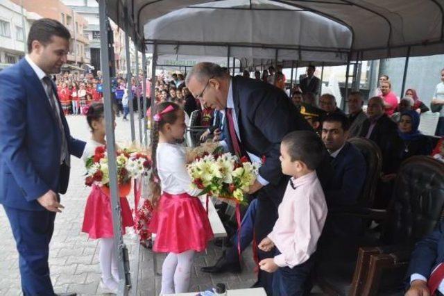 Reyhanlı'da Suriyeli Çocuklardan Kaymakam'a Çiçek