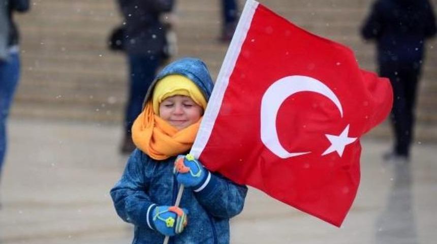 Soğuk Ve Karlı Havaya Rağmen Anıtkabir'de 23 Nisan Coşkusu