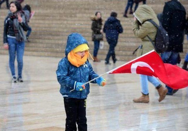 Soğuk Ve Karlı Havaya Rağmen Anıtkabir'de 23 Nisan Coşkusu