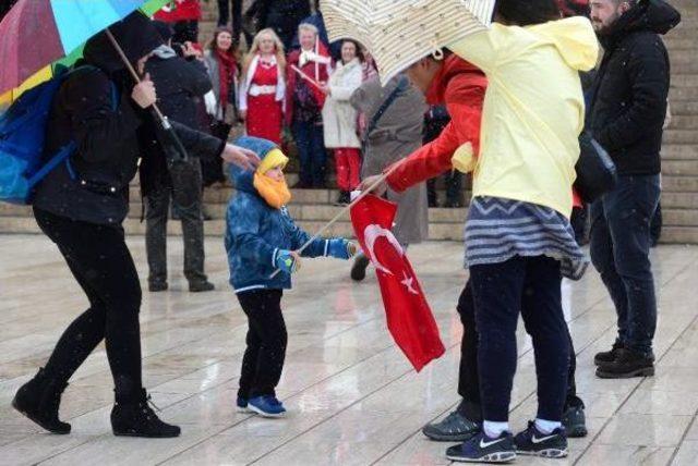 Soğuk Ve Karlı Havaya Rağmen Anıtkabir'de 23 Nisan Coşkusu