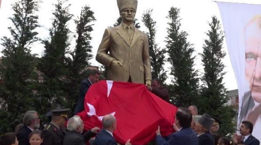 B&uuml;y&uuml;k&ccedil;ekmece'de 5.5 Metre Y&uuml;ksekliğinde Atat&uuml;rk Anıtı A&ccedil;ıldı