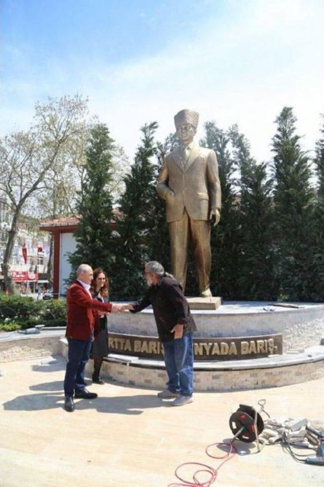 Büyükçekmece'de 5.5 Metre Yüksekliğinde Atatürk Anıtı Açıldı