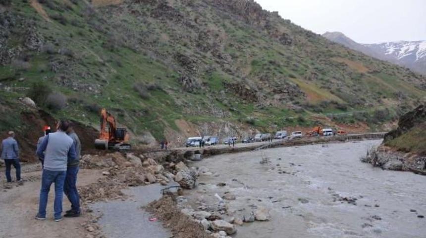 Şemdinli'de Selin Tahrip Ettiği Yolda &Ccedil;alışma Başlatıldı