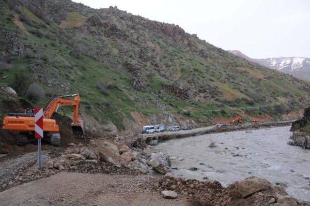 Şemdinli'de Selin Tahrip Ettiği Yolda Çalışma Başlatıldı