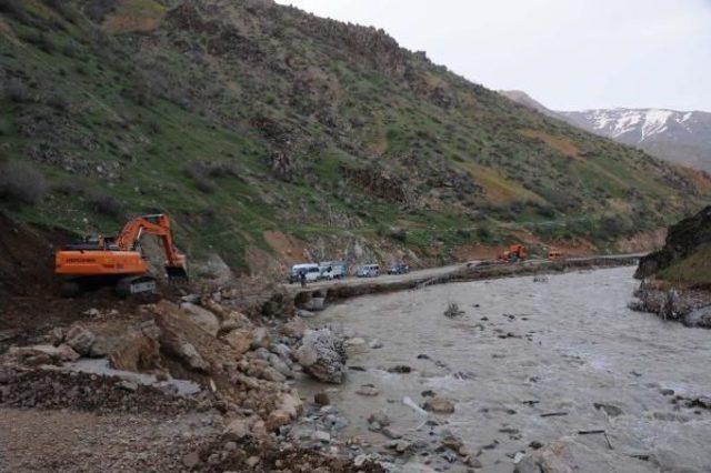 Şemdinli'de Selin Tahrip Ettiği Yolda Çalışma Başlatıldı