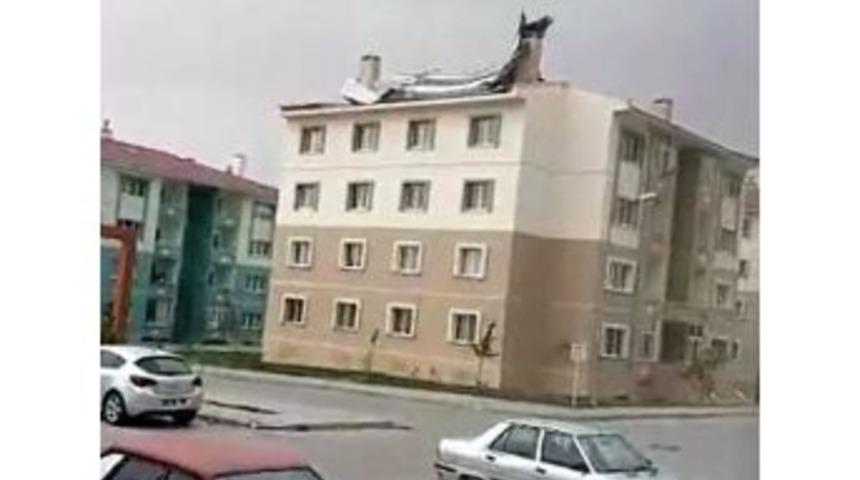 Fırtına Erzincan&rsquo;da &Ccedil;atıları U&ccedil;urdu