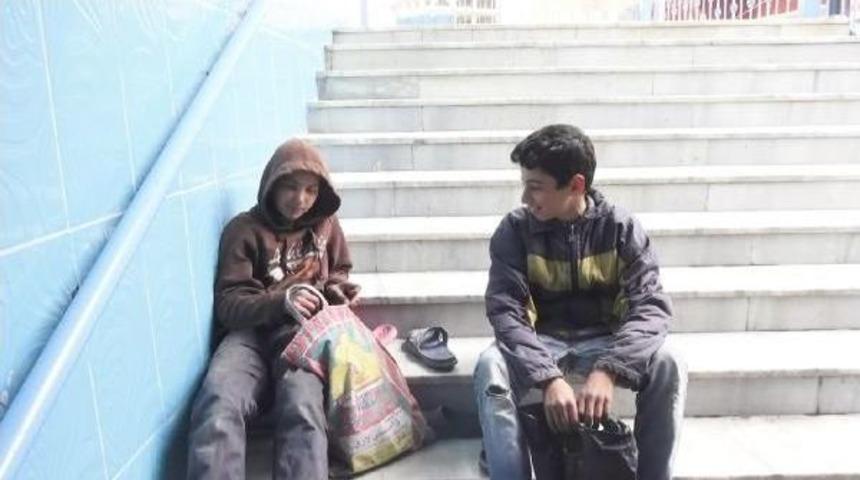 Arkadaşları 23 Nisan'ı Kutlarken Onlar &Ccedil;alıştı