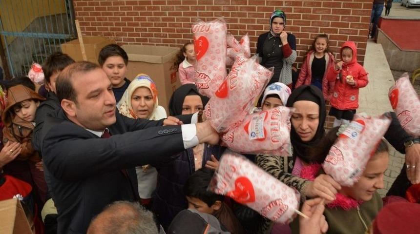 &Ccedil;ocuklara Pamuk Şekeri