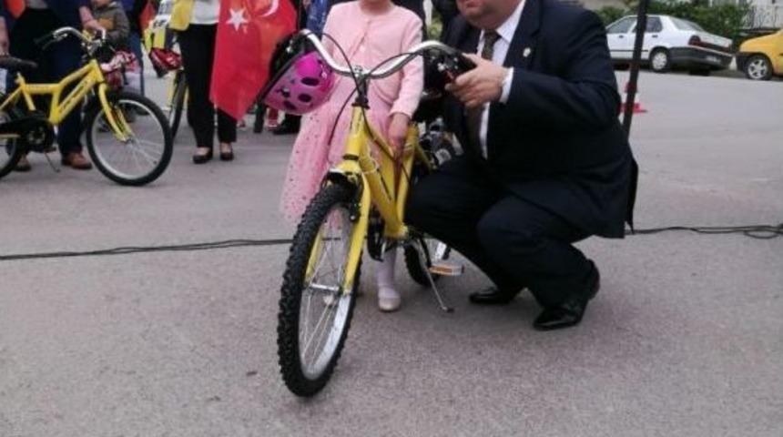 Biga Fenerbah&ccedil;eliler Derneği &Ccedil;ocuklara Bisiklet Dağıttı