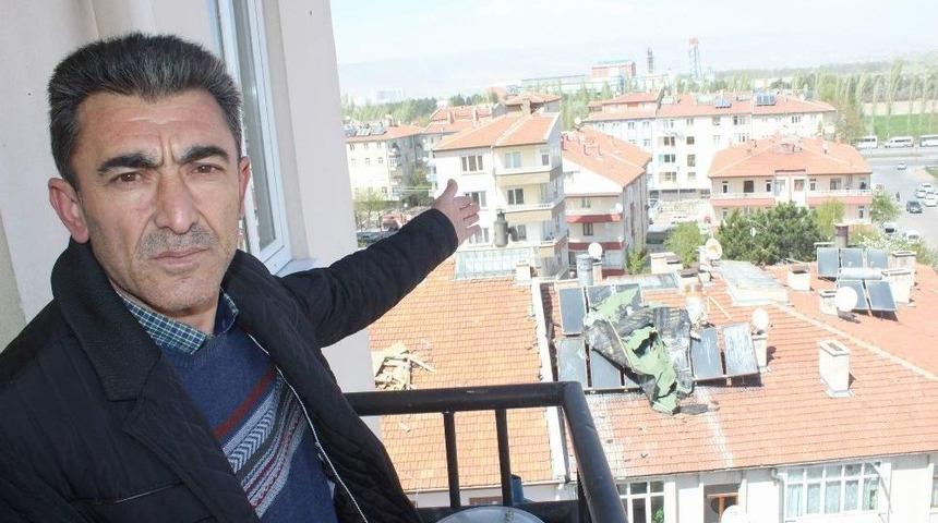 R&uuml;zgarın U&ccedil;urduğu &Ccedil;atı Tehlike Sa&ccedil;tı
