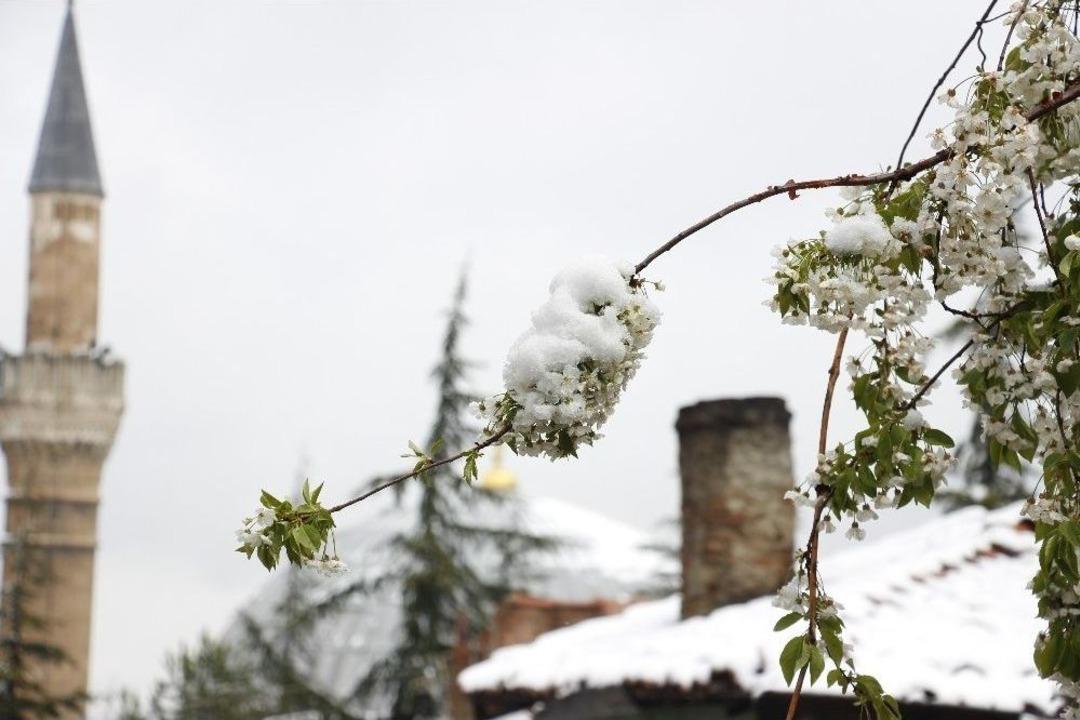 Yaza Hazırlanan Eskişehir&rsquo;de Kar S&uuml;rprizi
