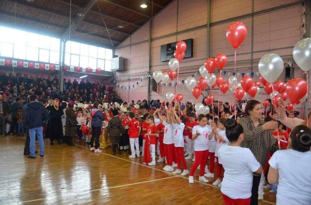 23 Nisan Coşkusu Salona Sığmadı