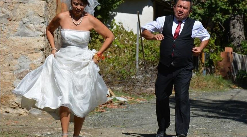 Yeşim Salkım D&uuml;ğ&uuml;n&uuml;nde Giydiği Gelinliği Son Kez Giyip Hayranına Hediye Etti