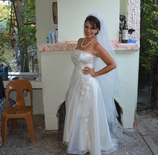 Yeşim Salkım Düğününde Giydiği Gelinliği Son Kez Giyip Hayranına Hediye Etti