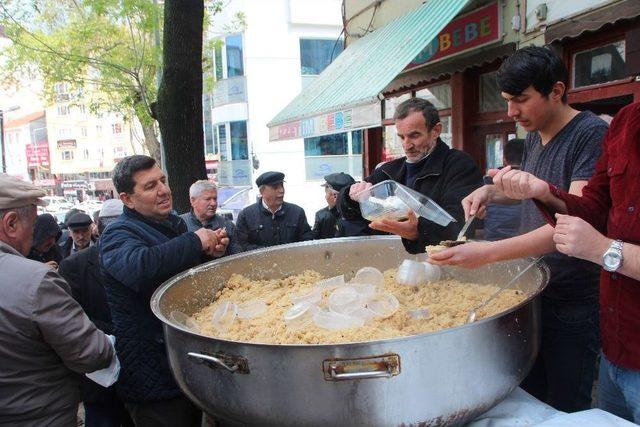 Bilecik’te Çarşı Esnafı Helva Dağıttı