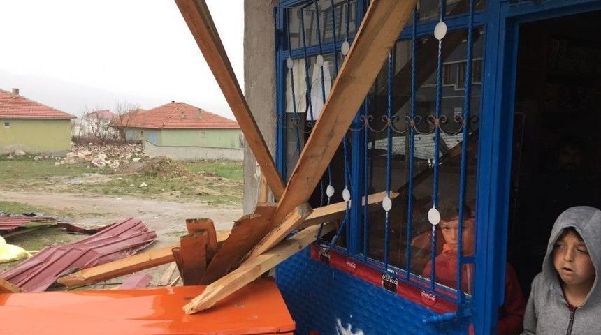 Yozgat&rsquo;ta Şiddetli R&uuml;zgar &Ccedil;atıları U&ccedil;urdu