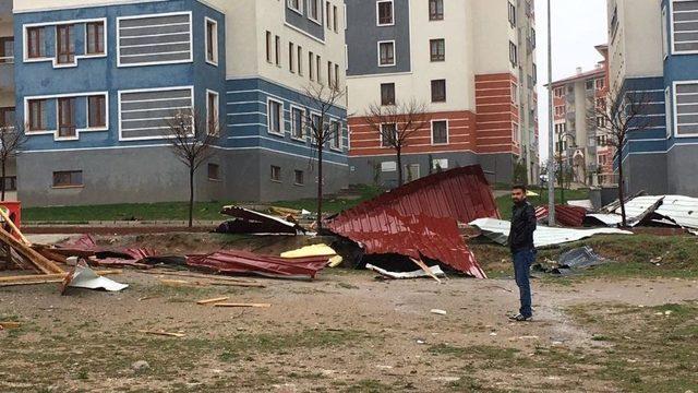 Yozgat’ta Şiddetli Rüzgar Çatıları Uçurdu