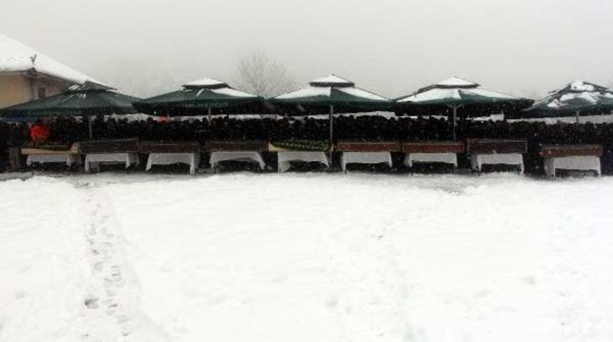 Babasını Toprağa Verdiği G&uuml;n Oğlunu 9 Yakınını Kaybetti