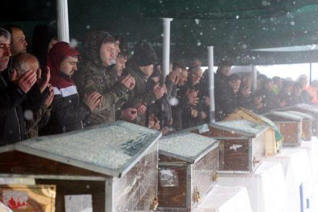 Babasını Toprağa Verdiği Gün Oğlunu 9 Yakınını Kaybetti