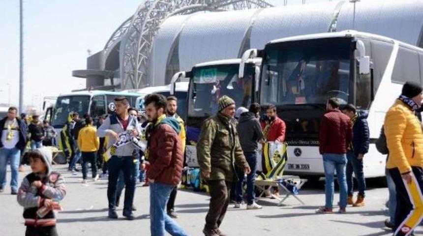 Ankarag&uuml;c&uuml; Taraftarı Kayseri Erciyesspor Ma&ccedil;ına Akın Etti