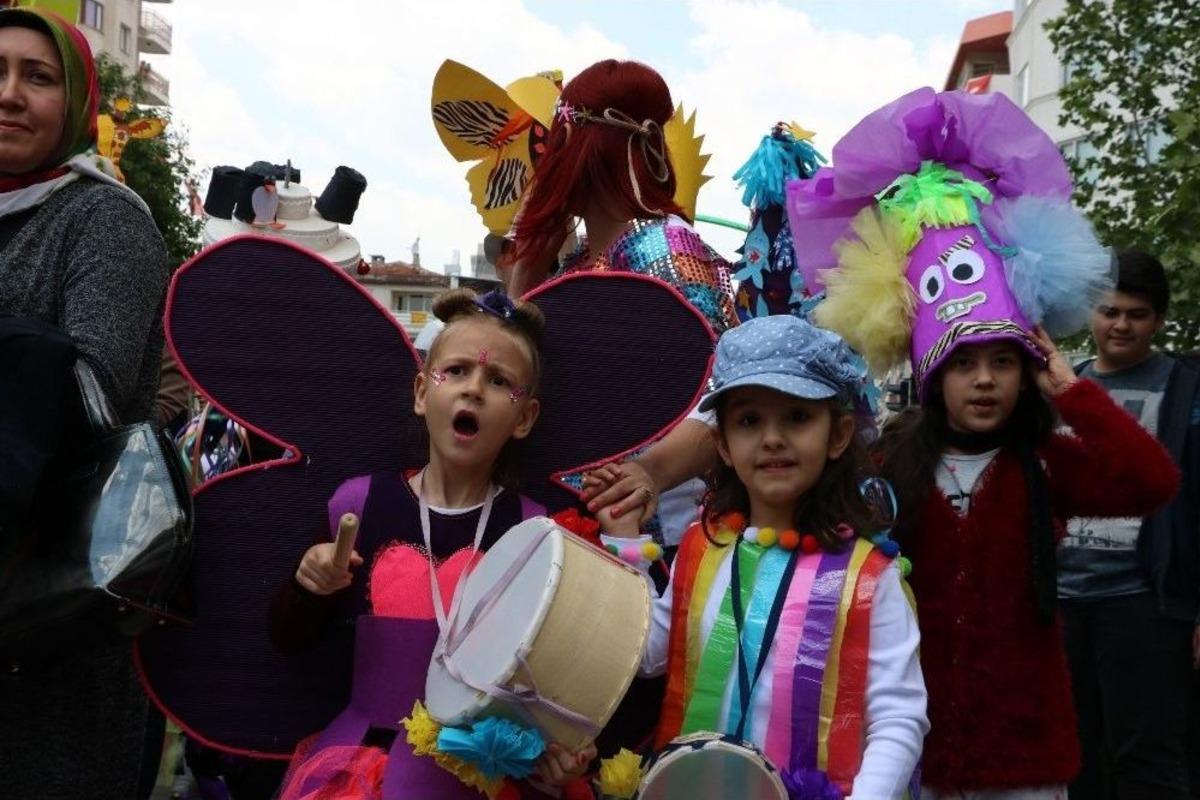 Kost&uuml;ml&uuml; Veliler &Ccedil;ocuklarıyla 23 Nisan Y&uuml;r&uuml;y&uuml;ş&uuml; Yaptı