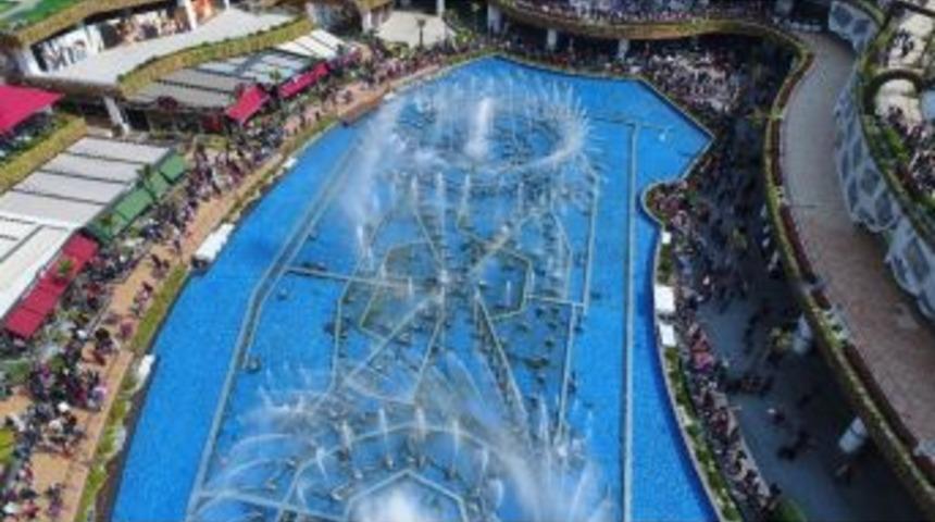 Ataşehir&rsquo;de &Ccedil;ocuklar 23 Nisan&rsquo;ı Muhteşem Su Şovuyla Kutladı