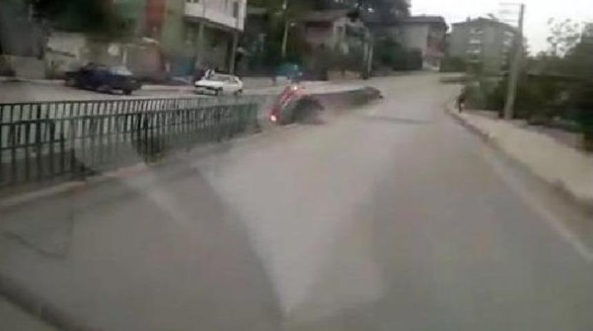 Otomobil Su Kanalına D&uuml;şt&uuml;: 2 Yaralı (2)