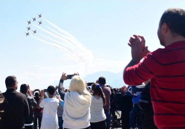 Türk Yıldızları Antalyalıları Selamladı