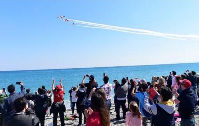 Türk Yıldızları Antalyalıları Selamladı