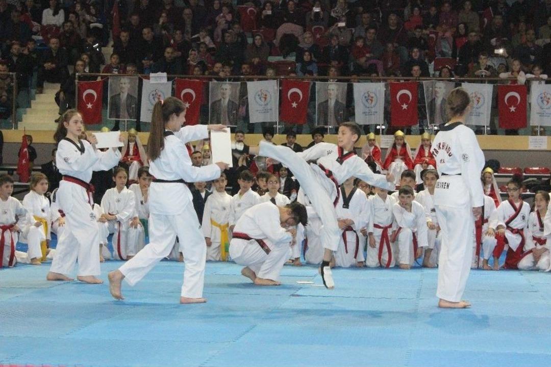 D&uuml;zce&rsquo;de &Ccedil;ocukların G&ouml;sterileri B&uuml;y&uuml;k İlgi G&ouml;rd&uuml;