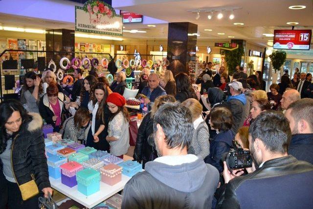 Avm Ziyaretçilerinden Şehit Ailelerine Anlamlı Destek