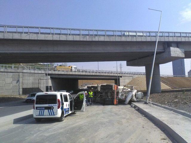 Başakşehir’de Virajı Alamayan Beton Mikseri Yola Devrildi