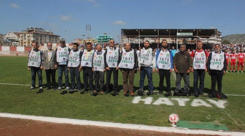 Hatay&rsquo;da Gazetecilerden Başakşehirli Futbolculara Protesto
