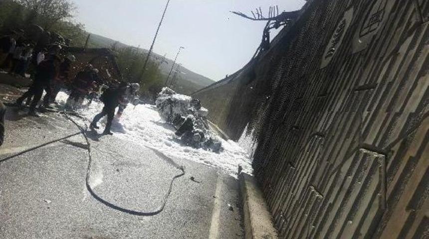 &Uuml;st Ge&ccedil;itten Yola D&uuml;şerek Yanan Kamyon S&uuml;r&uuml;c&uuml;s&uuml;n&uuml; Vatandaşlar Kurtardı