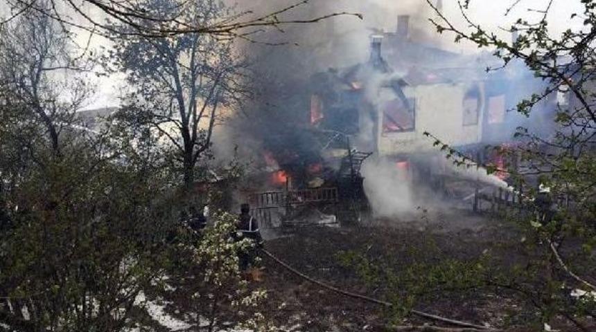 Karab&uuml;k'te Ahşap Ev Yandı