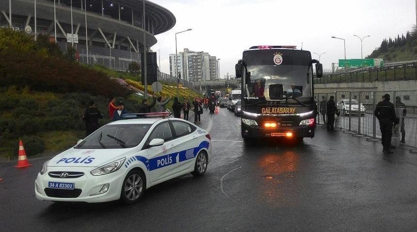 Derbi &Ouml;ncesi Takımlar Stada Geldi