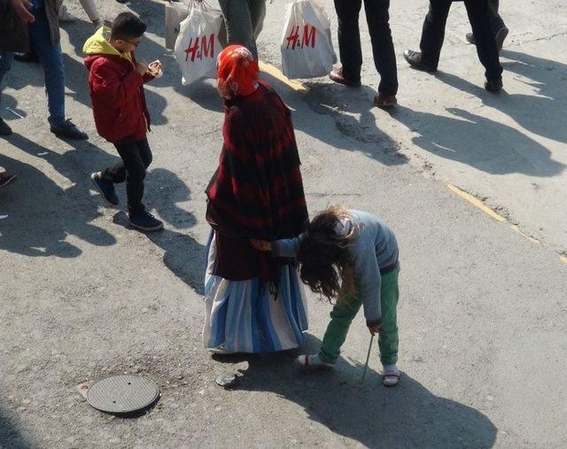 23 Nisan’da Dilenen Çocuklar Yürek Burktu