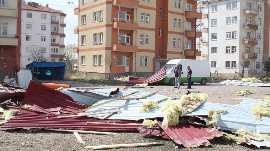 Şiddetli Fırtına İl&ccedil;eyi Elektriksiz Bıraktı