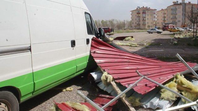 Şiddetli Fırtına İlçeyi Elektriksiz Bıraktı