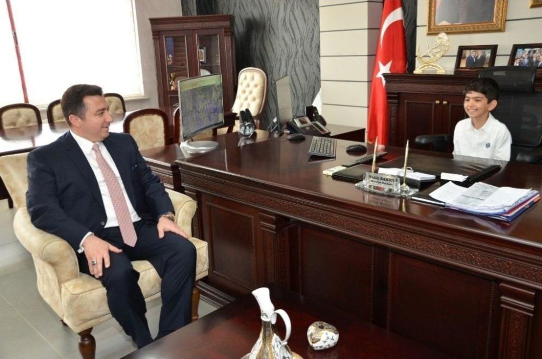 Boz&uuml;y&uuml;k Belediye Başkanı Bakıcı, Koltuğunu &Ouml;ğrencilere Devretti