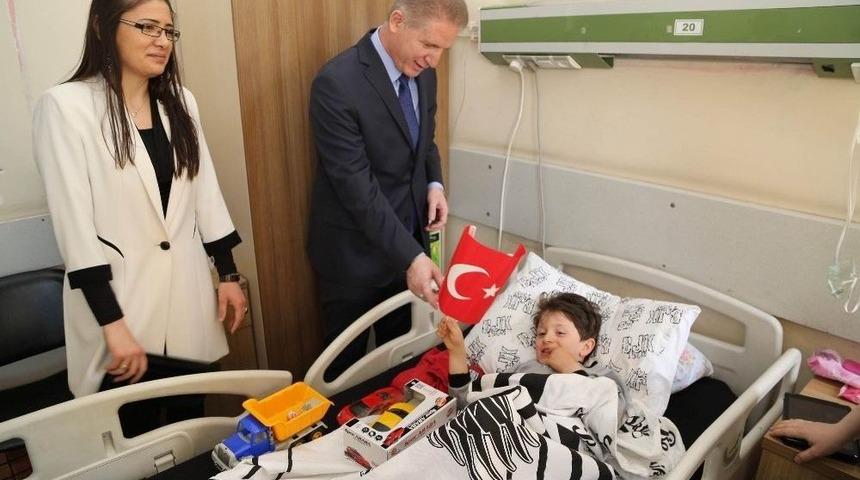 Vali Gül’den Hasta Çocuklara 23 Nisan Ziyareti