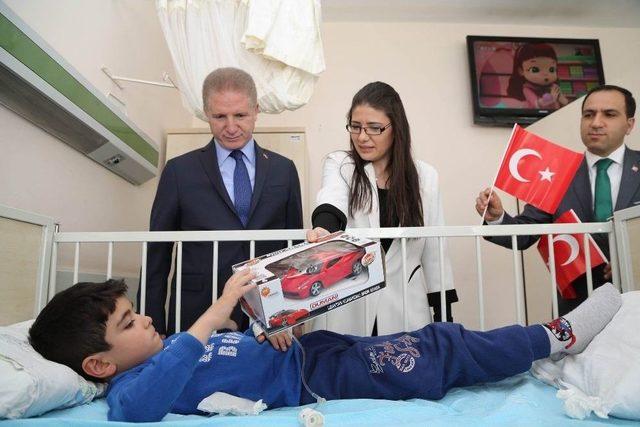 Vali Gül’den Hasta Çocuklara 23 Nisan Ziyareti