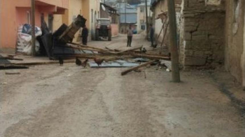 Bayburt’ta 4 Evin Çatısı Uçtu