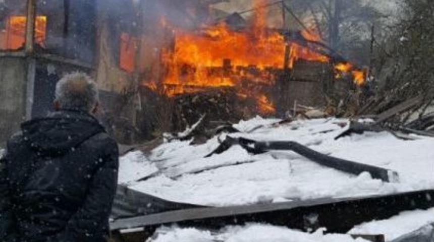 2 Katlı Ahşap Ev Yangında Kullanılamaz Hale Geldi