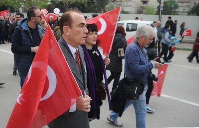 Bursa'da Coşkulu 23 Nisan Yürüyüşü