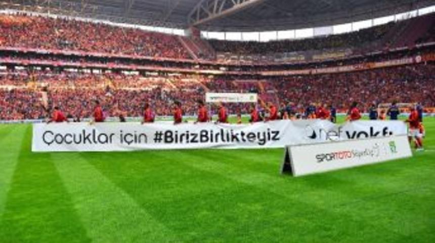 Galatasaray Sahaya &lsquo;&ccedil;ocuklar İ&ccedil;in Biz Birlikteyiz&rsquo; Pankartı İle &Ccedil;ıktı